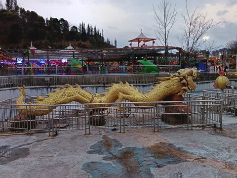 龙雕像
