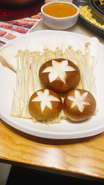 香菇金针菇杏鲍菇拼盘