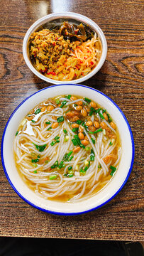 黄豆汤粉加小菜