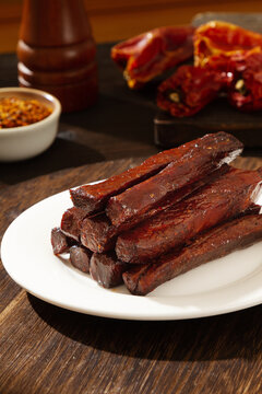 桌子上的香辣牛肉干