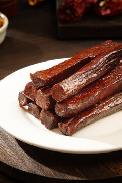 盘子里的牛肉干特写