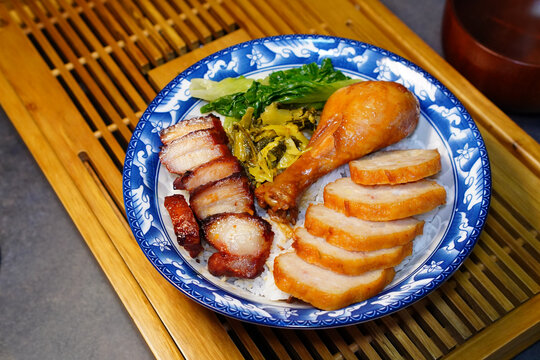 拼叉烧肉卷鸡腿饭