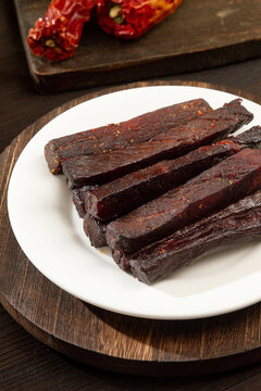 盘子里的牛肉干特写