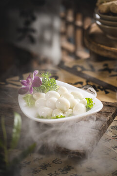中式传统风格火锅菜品鹌鹑蛋