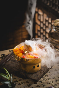 中式传统风格火锅甜点水果捞