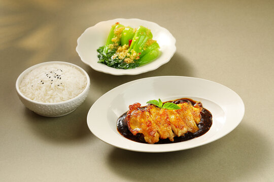 鸡排猪排套餐饭