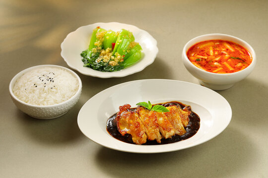 鸡排猪排套餐饭