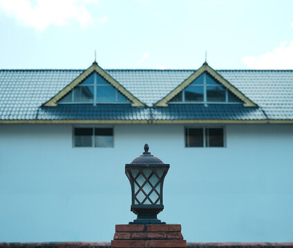 特色屋顶建筑前的复古路灯