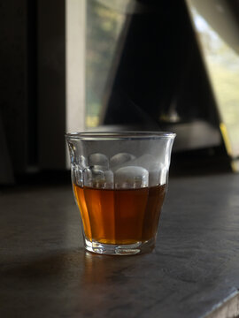 透明玻璃杯中的单品手冲咖啡