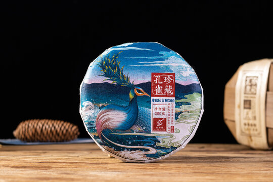 云南普洱茶珍藏孔雀生茶茶饼