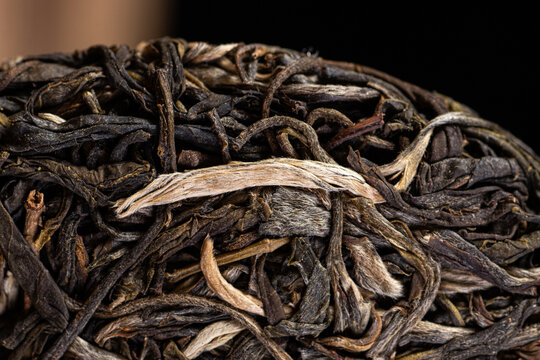 云南普洱茶珍藏孔雀生茶茶饼