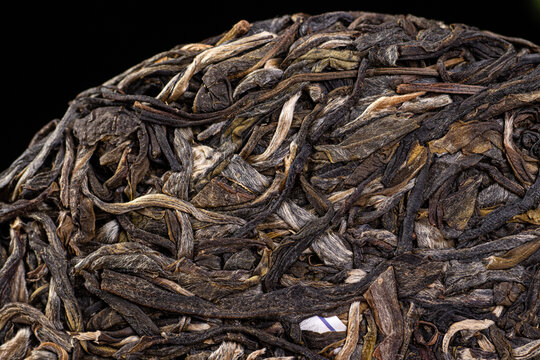 云南普洱茶珍藏孔雀生茶茶饼