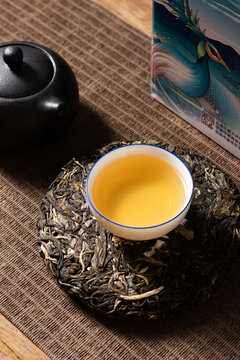 云南普洱茶珍藏孔雀生茶汤色
