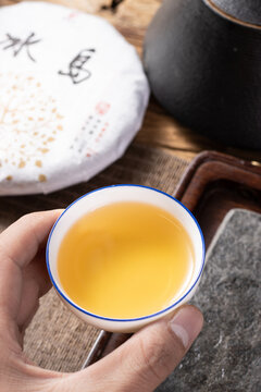 云南普洱茶生茶品味人生汤色