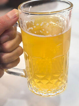 举杯喝啤酒
