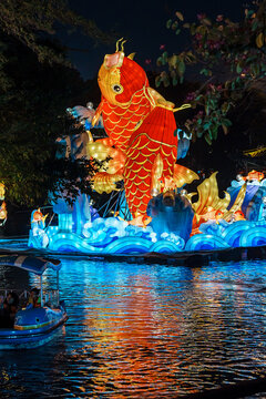 水面鲤鱼彩灯与游船绚丽夜景