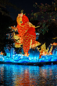 水面鲤鱼彩灯与波光夜景画面