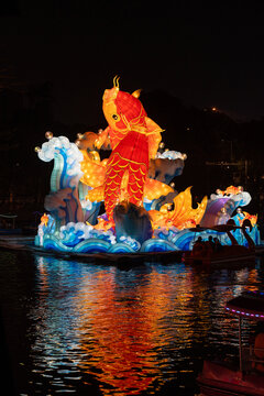 水面大型鲤鱼彩灯与游船夜景