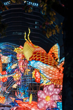 城市夜景中的大型金鱼花卉彩灯