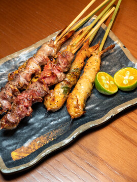 盘子上配酸橙角什锦日式烤鸡肉串