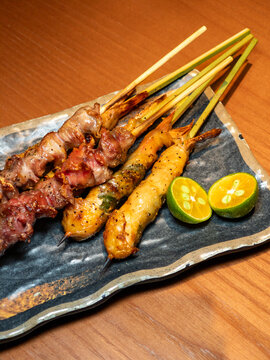 盘子上配酸橙角什锦日式烤鸡肉串