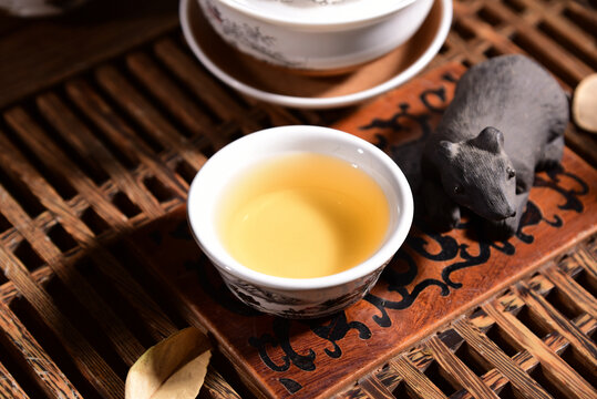 云南普洱茶生茶汤色