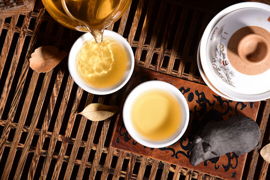 云南普洱茶生茶汤色