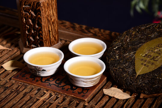 云南普洱茶生茶汤色