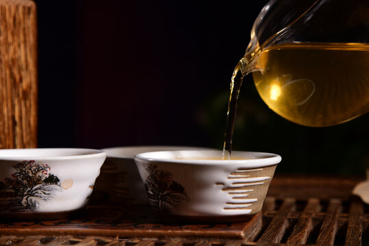 云南普洱茶生茶汤色