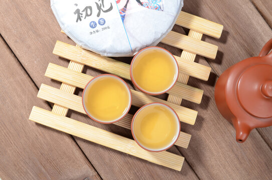 云南普洱茶生茶汤色