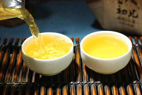 云南普洱茶生茶汤色