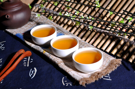云南普洱茶生茶汤色