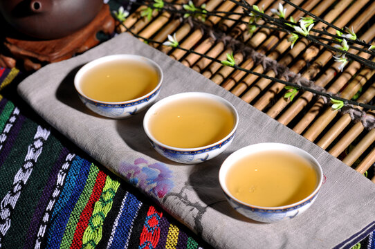 云南普洱茶生茶汤色
