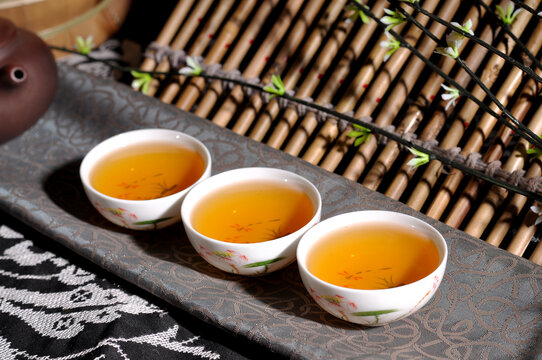云南普洱茶生茶汤色