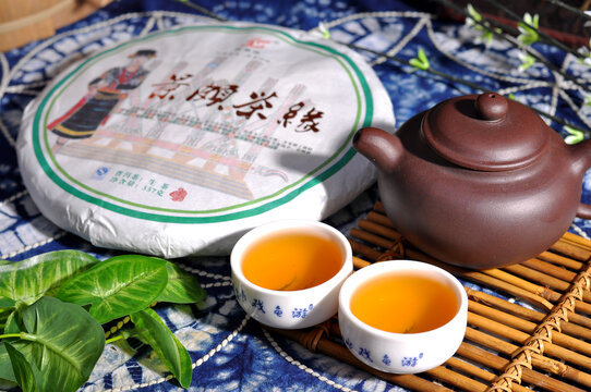 云南普洱茶生茶汤色