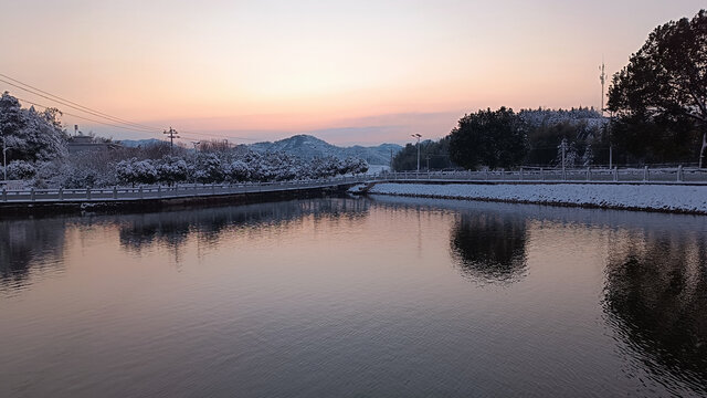 雪湖面朝霞