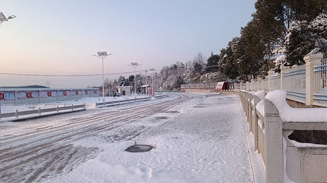 雪铺满地
