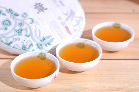 云南普洱茶生茶汤色