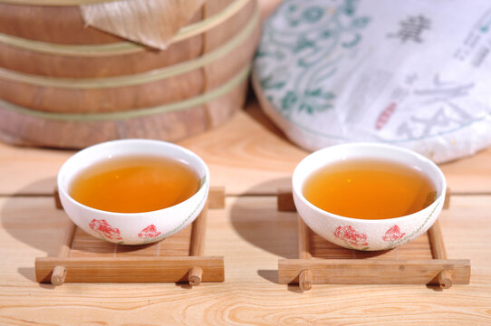 云南普洱茶生茶汤色