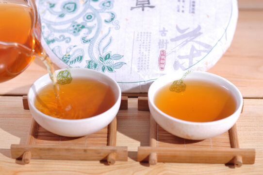 云南普洱茶生茶汤色