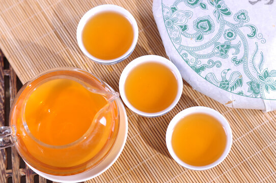 云南普洱茶生茶汤色