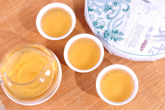 云南普洱茶生茶汤色