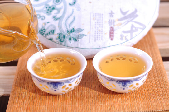 云南普洱茶生茶汤色