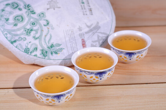 云南普洱茶生茶汤色