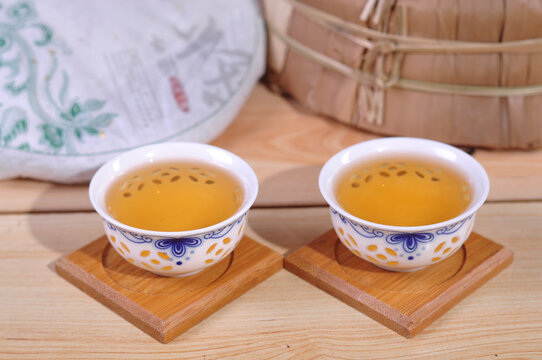 云南普洱茶生茶汤色