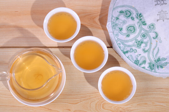 云南普洱茶生茶汤色