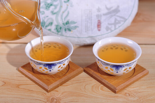 云南普洱茶生茶汤色