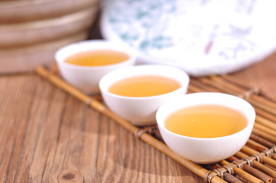 云南普洱茶生茶汤色