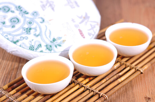 云南普洱茶生茶汤色