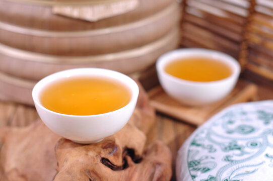 云南普洱茶生茶汤色